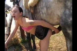 Зоо порно: зоофилка нагнулась и с конем перепихнулась